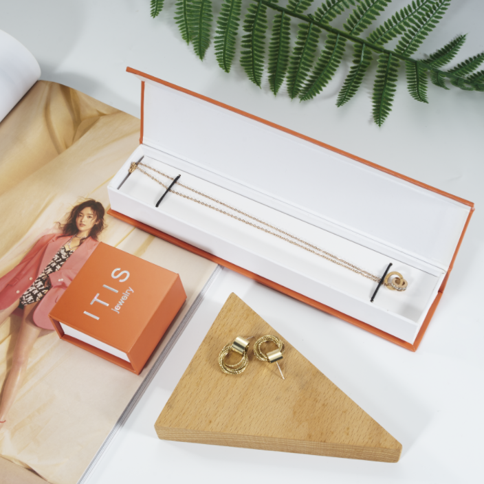 Caja de joyer&iacute;a para collar.