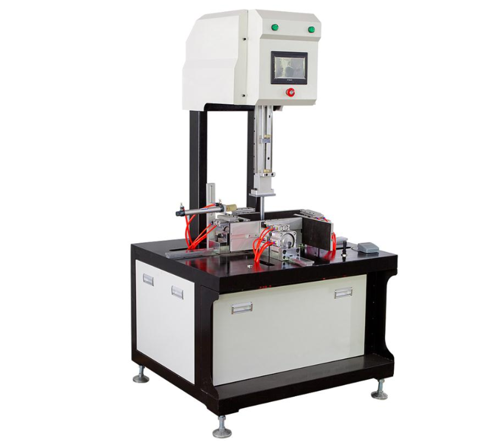 Aplicación de la máquina prensadora de burbujas en una fábrica mayorista de envases de joyería personalizados